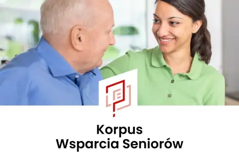 Uśmiechnięta opiekunka wspiera starszego pana. Profesjonalna pomoc dla seniora Kraków.