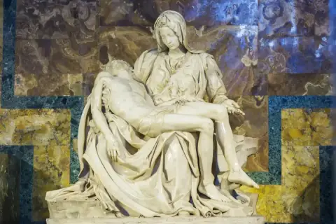 Pieta z Lubiąża, marmurowa rzeźba przedstawiająca Matkę Boską trzymającą martwe ciało Jezusa, na tle zdobionej ściany.